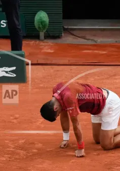 Novak Djokovic vất vả ngược dòng vào tứ kết Pháp mở rộng
