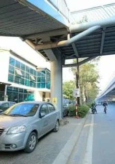 Nhiều ô tô đỗ trên vỉa hè, chiếm lối đi bộ ở Hà Nội