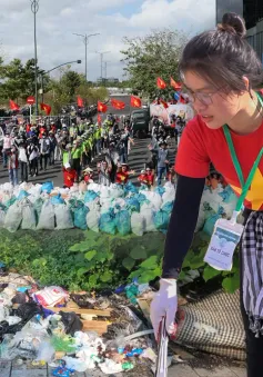 "Clean Up Việt Nam" thu gom hàng trăm tấn rác