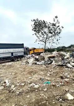 Khởi tố đối tượng đổ hơn 2.000 tấn chất thải rắn gây ô nhiễm môi trường