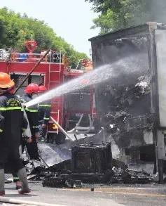 Xe tải chở linh kiện điện tử bốc cháy dữ dội khi đang lưu thông