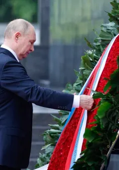 Tổng thống Nga Vladimir Putin vào Lăng viếng Chủ tịch Hồ Chí Minh