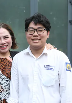 Phụ huynh rạng rỡ đón con sau buổi thi môn Toán