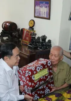 Chủ tịch Quốc hội Trần Thanh Mẫn thăm, tặng quà người có công tại Cần Thơ