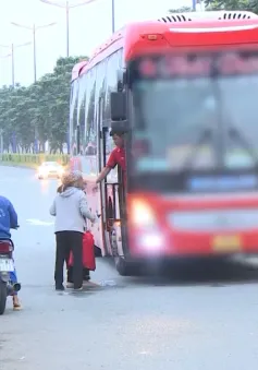 "Xe dù, bến cóc" vẫn hoạt động nhộn nhịp ở TP Hồ Chí Minh