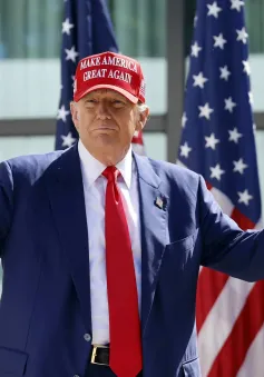 Ông Trump giữ im lặng, âm thầm muốn ông Biden tiếp tục cuộc đua