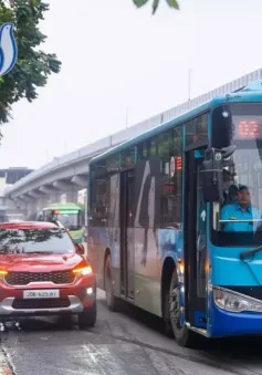 Hàng loạt điểm dừng, nhà chờ xe bus ở Hà Nội ngang nhiên bị chiếm dụng