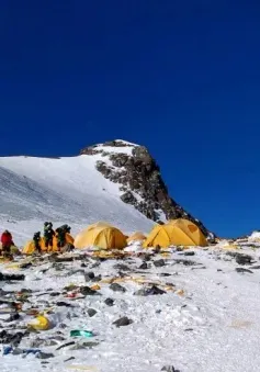 Phải mất nhiều năm để dọn dẹp rác thải trên đỉnh Everest