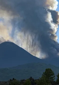 Núi lửa Etna ở Italy hoạt động mạnh trở lại, phun dung nham nóng đỏ và tro bụi khắp bầu trời