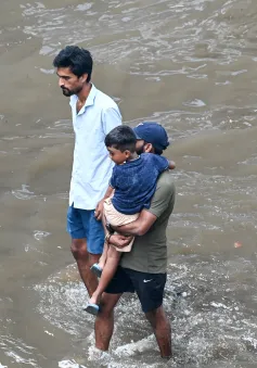 Mưa lớn gây ngập lụt nghiêm trọng ở thủ đô tài chính Mumbai, Ấn Độ