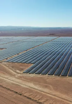 Nhà máy điện Mặt Trời khổng lồ trên sa mạc