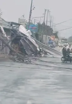 Mưa lớn kèm dông lốc ở ĐBSCL làm tốc mái hàng chục nhà dân, đường ngập sâu