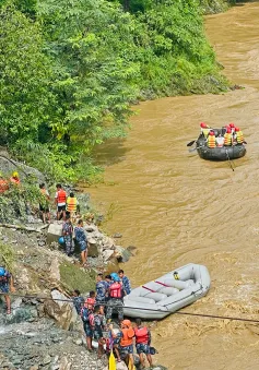 Tìm thấy thi thể nạn nhân đầu tiên trong vụ lở đất cuốn trôi xe bus ở Nepal