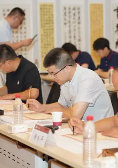 Trường đại học viết thư pháp giấy báo nhập học cho 5.200 sinh viên