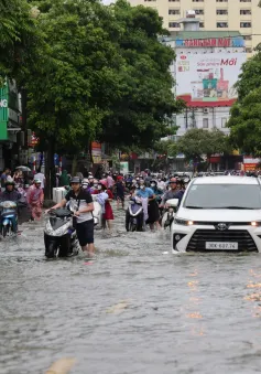 Hà Nội nhiều đường ngập ngang bánh xe máy trong sáng nay