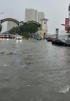 Hà Nội: Nhiều tuyến đường ngập lụt, giao thông tê liệt vào đầu giờ sáng