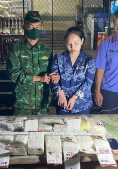 Quảng Trị: Bắt cô gái trẻ vận chuyển 40 bánh heroin, 15kg ma túy đá vào Việt Nam