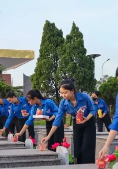 Tuổi trẻ cả nước dâng hương, thắp nến tri ân các anh hùng liệt sĩ