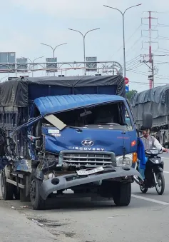 Tai nạn liên hoàn giữa 5 ô tô trên quốc lộ ở TP Hồ Chí Minh