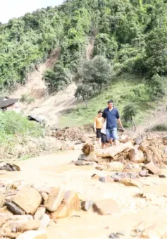 Hàng trăm người dân Mường Pồn chật vật sau mưa lũ