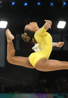 Rebeca Andrade gây khó cho Simone Biles