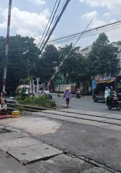 Đồng Nai: Lắp chắn tại hẻm, cử người cảnh giới sau vụ tàu hỏa tông xe bán tải