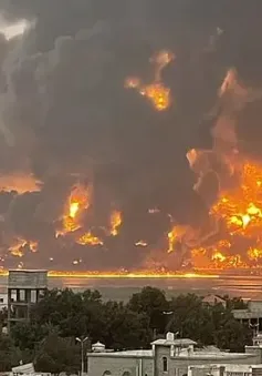 Houthi tấn công tàu chiến Mỹ ở vịnh Aden