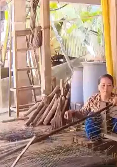 Sôi động làng nghề làm lọp tôm mùa lũ