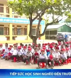 Đoàn Thanh niên VTV8 tiếp sức học sinh nghèo đến trường