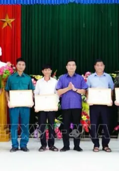Khen thưởng tập thể, cá nhân trong việc tìm kiếm cháu bé đi lạc trong rừng