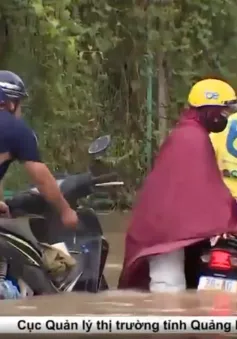 Đường gom đại lộ Thăng Long vẫn ngập sâu sau mưa lớn