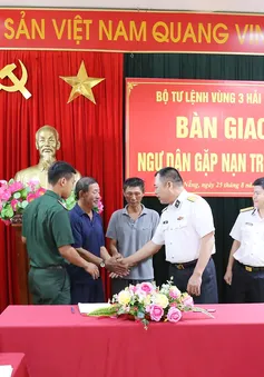 Vùng 3 Hải quân bàn giao ngư dân gặp nạn trên biển Hoàng Sa