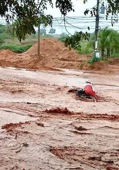 Lũ cát đỏ tràn xuống đường đi Mũi Né sau mưa lớn