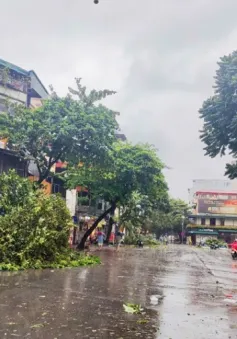 Hà Nội mưa to, gió lớn, nhiều người không thể về nhà