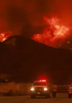 Cháy rừng ở Los Angeles đe dọa hàng chục nghìn ngôi nhà, cư dân buộc phải sơ tán