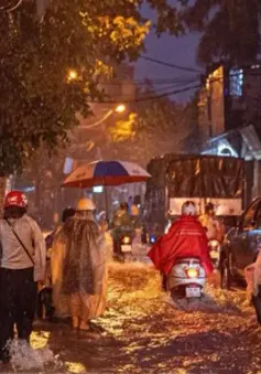 Cơn mưa lớn cuối ngày khiến một số tuyến phố Hà Nội ngập sâu