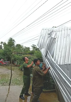 Kiên Giang: Cán bộ, chiến sĩ giúp dân khắc phục hậu quả sau thiên tai