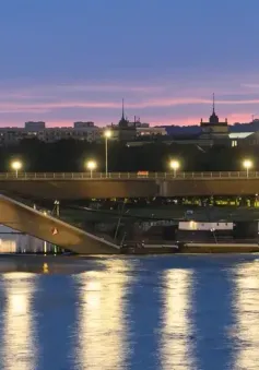 Sập cầu huyết mạch dẫn vào thành phố Dresden, Đức