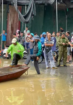 Hà Nội: Giải cứu 3 người mắc kẹt ở bãi giữa sông Hồng