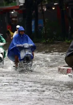 Mưa lớn ở Bắc Bộ và Thanh Hóa, lũ trên sông Hồng xuống chậm