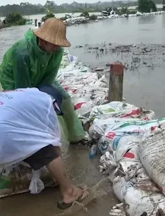 Hà Nội: Quân đội và người dân căng mình chống tràn lũ qua đê sông Tích