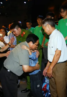 Chương trình đặc biệt "Điểm tựa Việt Nam": Tình người là điểm tựa trong bão lũ...