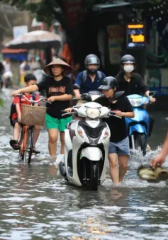 Nhiều tuyến phố Hà Nội ngập sâu sau mưa lớn lúc sáng sớm, giao thông ùn tắc