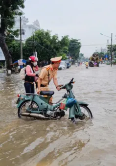 Cần Thơ: Lực lượng công an hỗ trợ người dân ứng phó triều cường