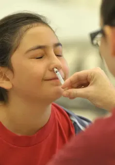 FDA phê duyệt vaccine ngừa cúm dạng xịt mũi tại nhà