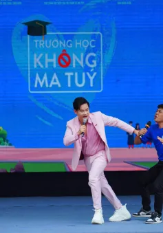 Nghệ sỹ Trung Ruồi dụ dỗ MC Hồng Phúc trong gameshow Trường học không ma túy mùa 2