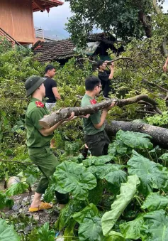 Cán bộ, chiến sĩ Công an tỉnh Tuyên Quang không quản khó khăn giúp dân trong bão lũ