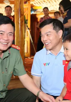 Công đoàn Đài THVN nhận đỡ đầu hai cháu mồ côi ở Tuyên Quang và Hòa Bình