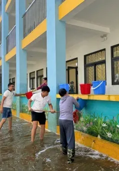 Hà Nội: Trường học ở "rốn lũ" Chương Mỹ bắt đầu dọn dẹp dù sân vẫn ngập nước