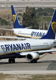 Máy bay Boeing của Ryanair cháy động cơ, hơn 180 hành khách phải sơ tán